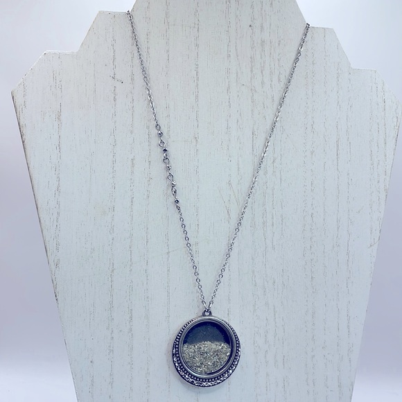 **$3/20**American Eagle Outfitters Faux Marcasite/Silver Flaky Dust Necklace